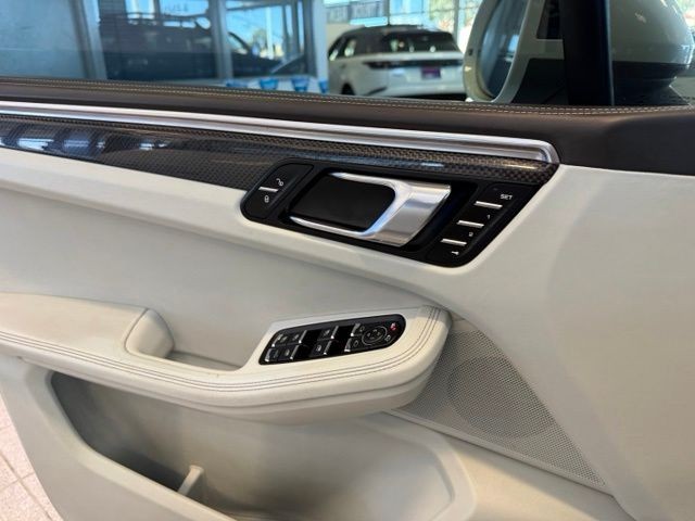 Porsche Macan Vehicle Full-screen Gallery Image 19