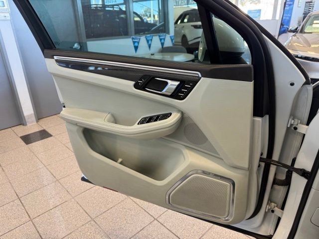 Porsche Macan Vehicle Full-screen Gallery Image 20