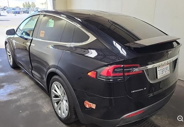Tesla Model X Vehicle Full-screen Gallery Image 02