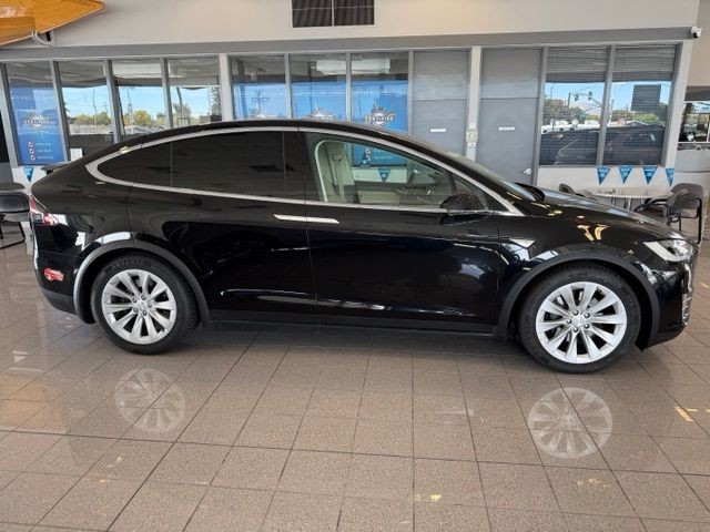 Tesla Model X Vehicle Full-screen Gallery Image 04