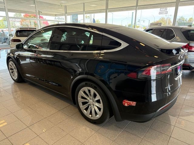 Tesla Model X Vehicle Full-screen Gallery Image 07