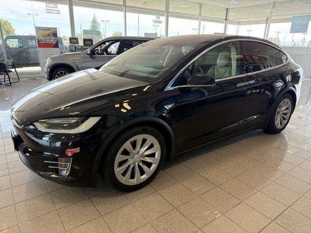 Tesla Model X Vehicle Full-screen Gallery Image 08