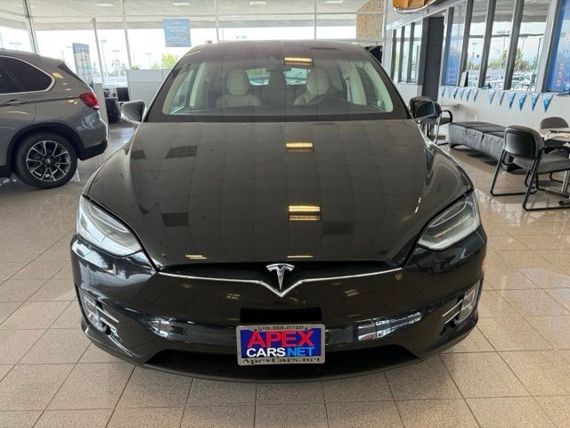 Tesla Model X Vehicle Full-screen Gallery Image 09