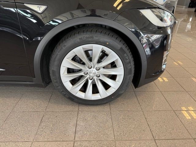 Tesla Model X Vehicle Full-screen Gallery Image 12
