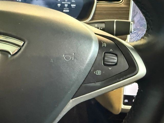 Tesla Model X Vehicle Full-screen Gallery Image 18