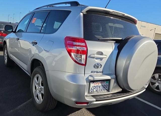 Toyota RAV4 Vehicle Full-screen Gallery Image 02