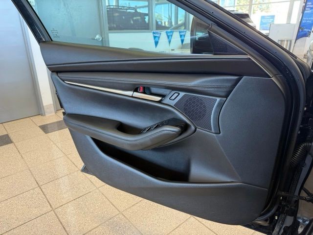 Mazda Mazda3 Hatchback Vehicle Full-screen Gallery Image 20