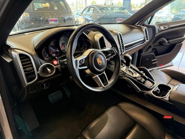 Porsche Cayenne Vehicle Full-screen Gallery Image 02