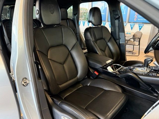 Porsche Cayenne Vehicle Full-screen Gallery Image 03