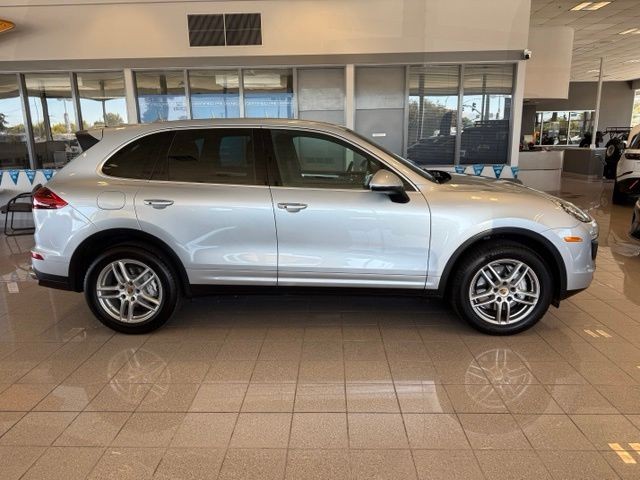 Porsche Cayenne Vehicle Full-screen Gallery Image 04