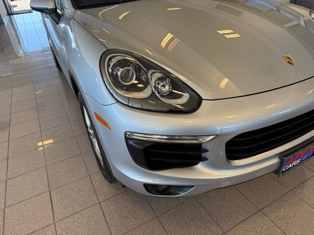 Porsche Cayenne Vehicle Full-screen Gallery Image 10