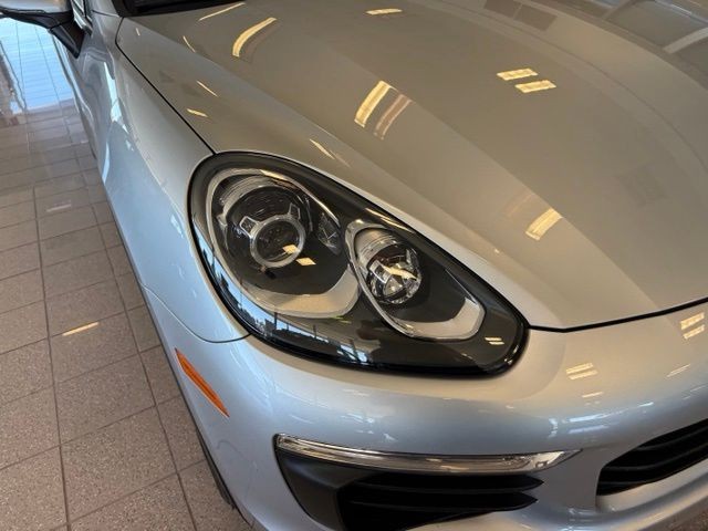 Porsche Cayenne Vehicle Full-screen Gallery Image 11
