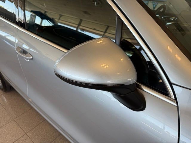Porsche Cayenne Vehicle Full-screen Gallery Image 13