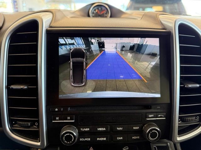 Porsche Cayenne Vehicle Full-screen Gallery Image 16