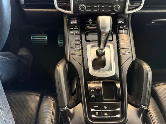 Porsche Cayenne Vehicle Full-screen Gallery Image 18