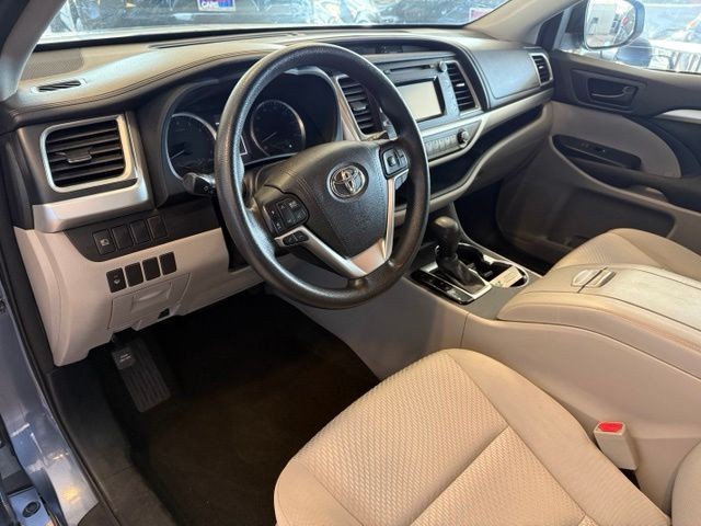Toyota Highlander Vehicle Full-screen Gallery Image 02