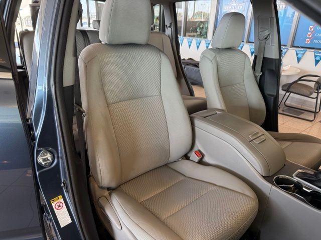 Toyota Highlander Vehicle Full-screen Gallery Image 03