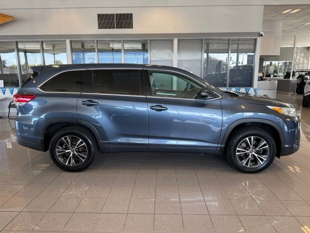 Toyota Highlander Vehicle Full-screen Gallery Image 04