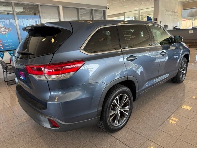 Toyota Highlander Vehicle Full-screen Gallery Image 05