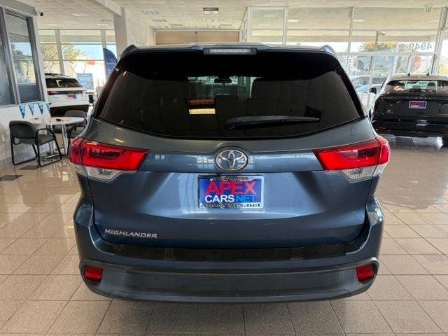 Toyota Highlander Vehicle Full-screen Gallery Image 06
