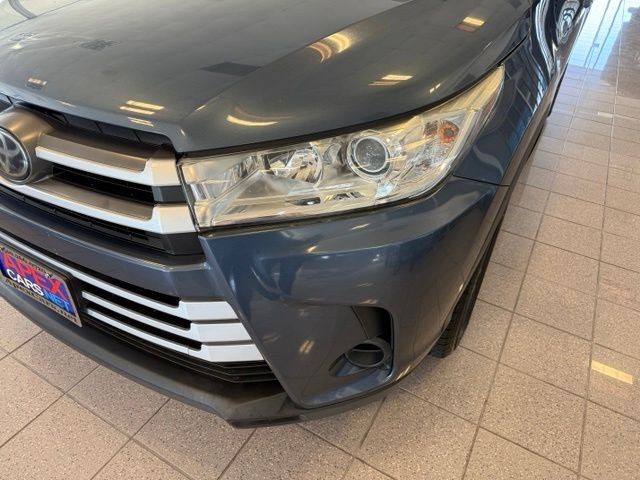 Toyota Highlander Vehicle Full-screen Gallery Image 10