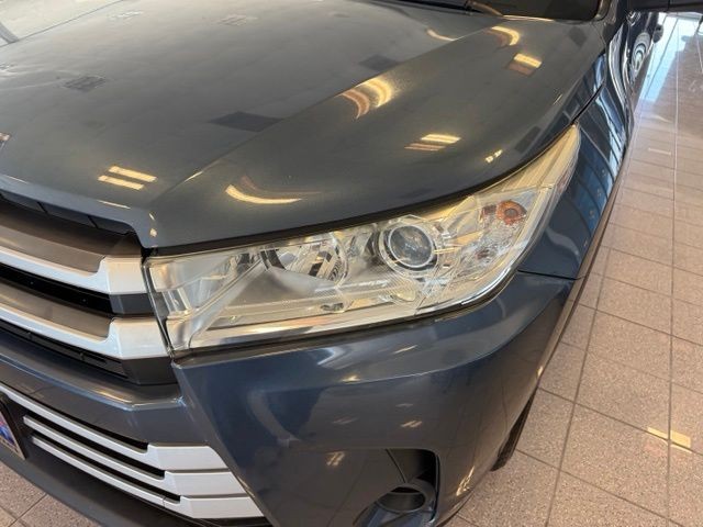 Toyota Highlander Vehicle Full-screen Gallery Image 11