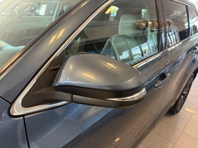 Toyota Highlander Vehicle Full-screen Gallery Image 12