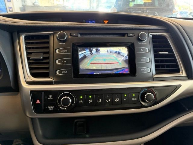 Toyota Highlander Vehicle Full-screen Gallery Image 16