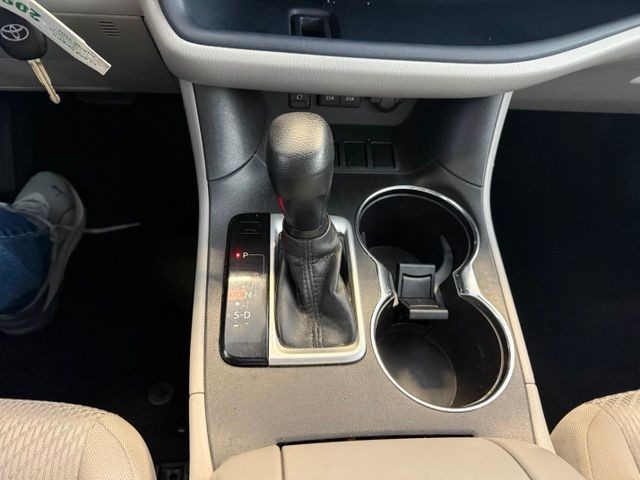 Toyota Highlander Vehicle Full-screen Gallery Image 17