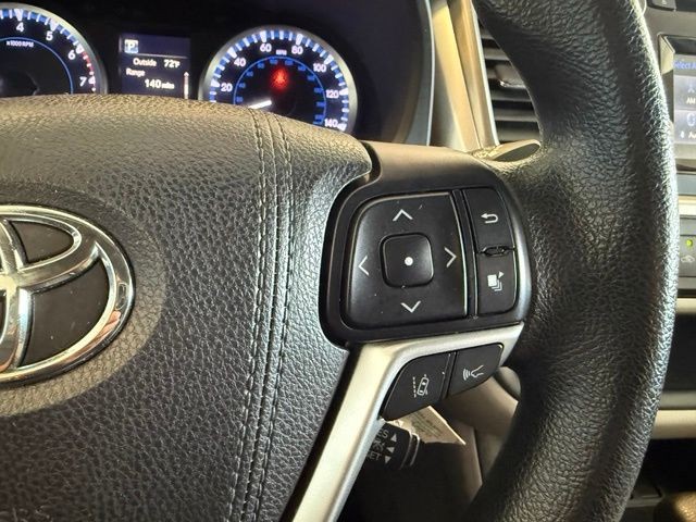 Toyota Highlander Vehicle Full-screen Gallery Image 18