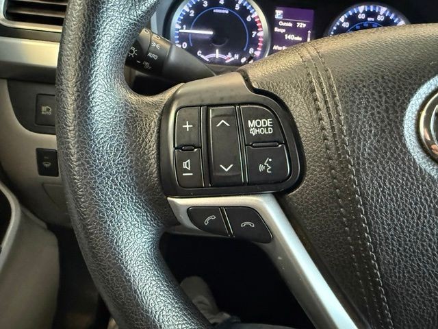 Toyota Highlander Vehicle Full-screen Gallery Image 19