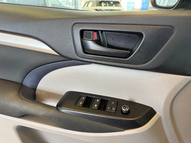 Toyota Highlander Vehicle Full-screen Gallery Image 20