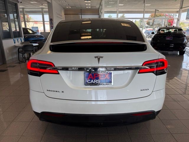 Tesla Model X Vehicle Full-screen Gallery Image 06