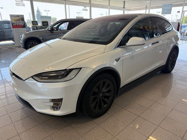 Tesla Model X Vehicle Full-screen Gallery Image 08