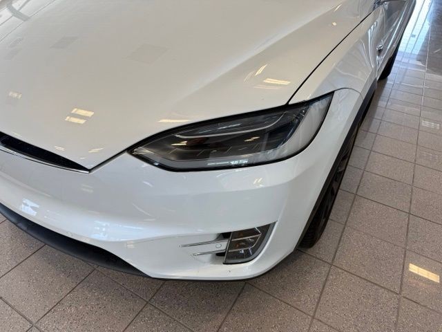 Tesla Model X Vehicle Full-screen Gallery Image 10