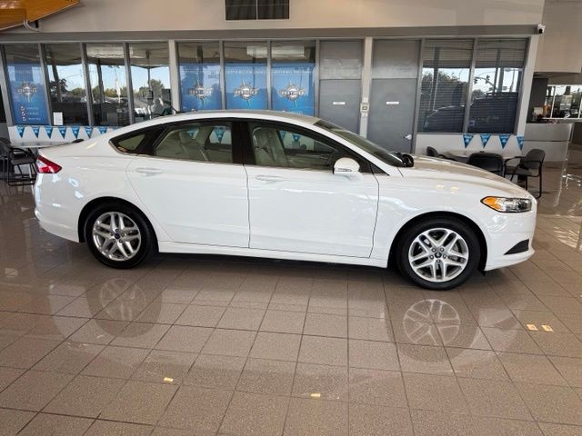 Ford Fusion Vehicle Full-screen Gallery Image 02