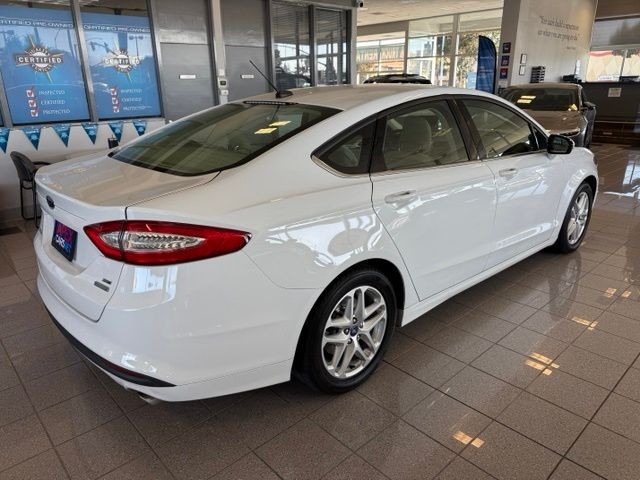 Ford Fusion Vehicle Full-screen Gallery Image 03