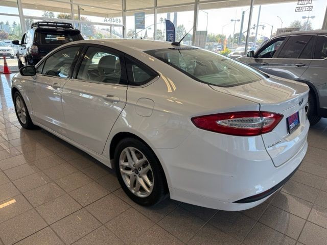 Ford Fusion Vehicle Full-screen Gallery Image 05