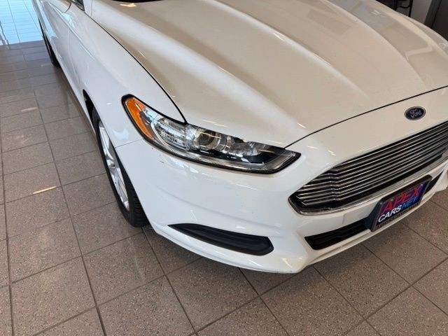 Ford Fusion Vehicle Full-screen Gallery Image 08