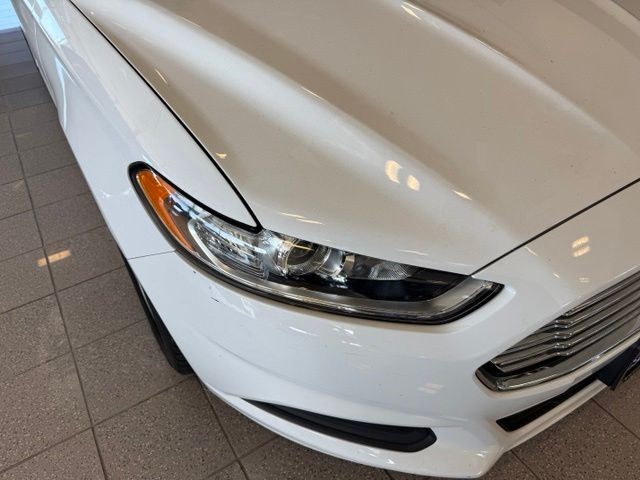 Ford Fusion Vehicle Full-screen Gallery Image 09