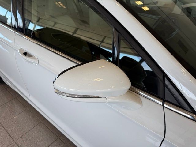 Ford Fusion Vehicle Full-screen Gallery Image 11