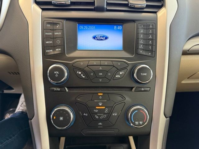Ford Fusion Vehicle Full-screen Gallery Image 14