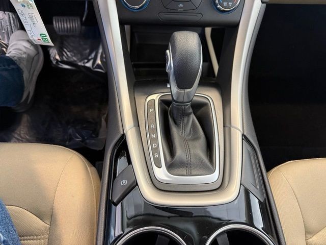 Ford Fusion Vehicle Full-screen Gallery Image 15