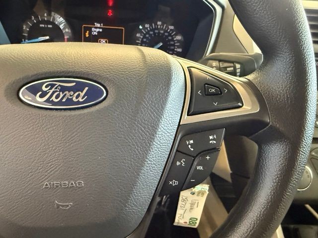 Ford Fusion Vehicle Full-screen Gallery Image 16