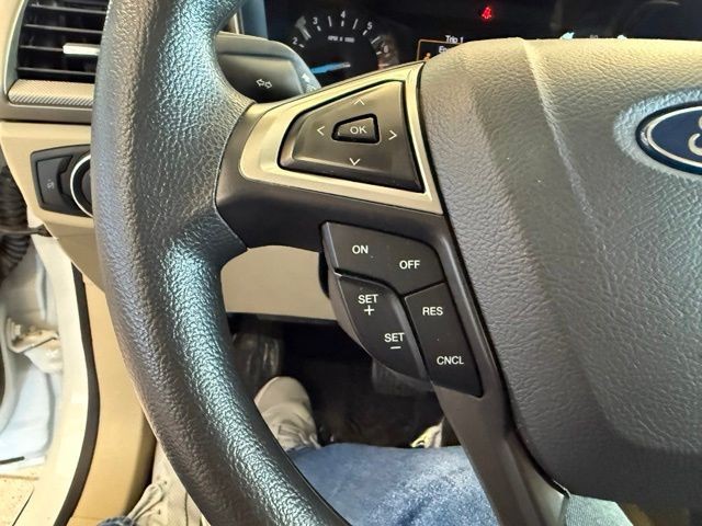 Ford Fusion Vehicle Full-screen Gallery Image 17