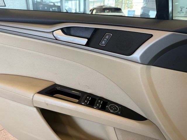 Ford Fusion Vehicle Full-screen Gallery Image 18