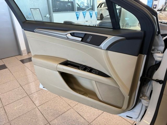 Ford Fusion Vehicle Full-screen Gallery Image 19