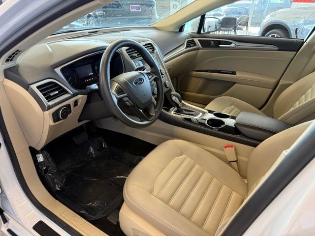 Ford Fusion Vehicle Full-screen Gallery Image 20
