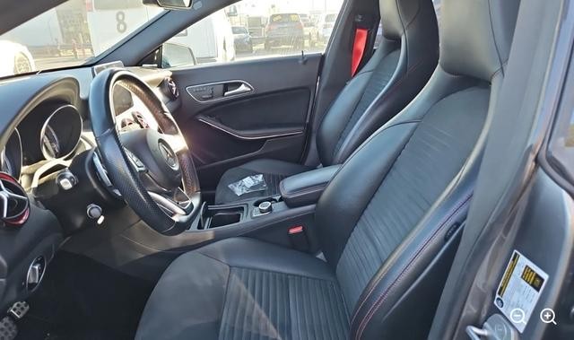 Mercedes-Benz CLA-Class Vehicle Full-screen Gallery Image 05