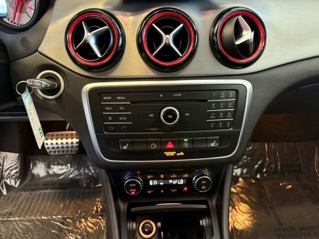 Mercedes-Benz CLA-Class Vehicle Full-screen Gallery Image 17